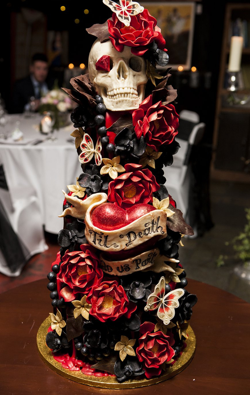 Skull Wedding Cakes
 23 Halloween Wedding Cakes