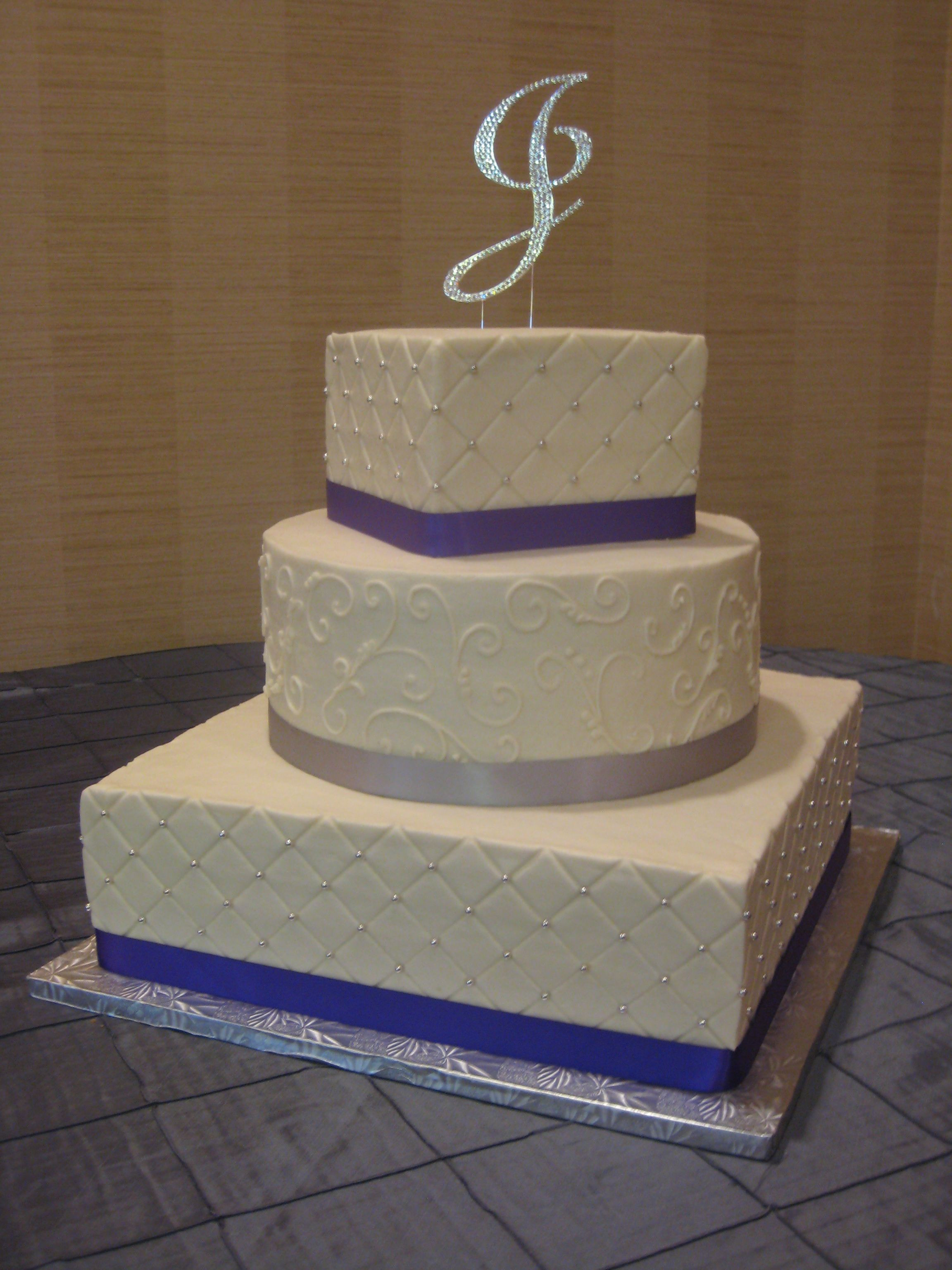 Square And Round Wedding Cakes
 3 tier square and round wedding cake with diamond