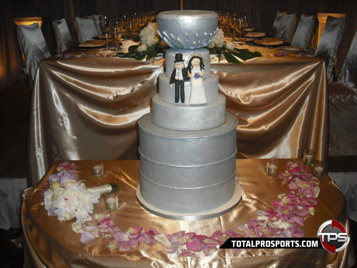 Stanley Cup Wedding Cakes
 Picture The Day This Stanley Cup Takes The Cake