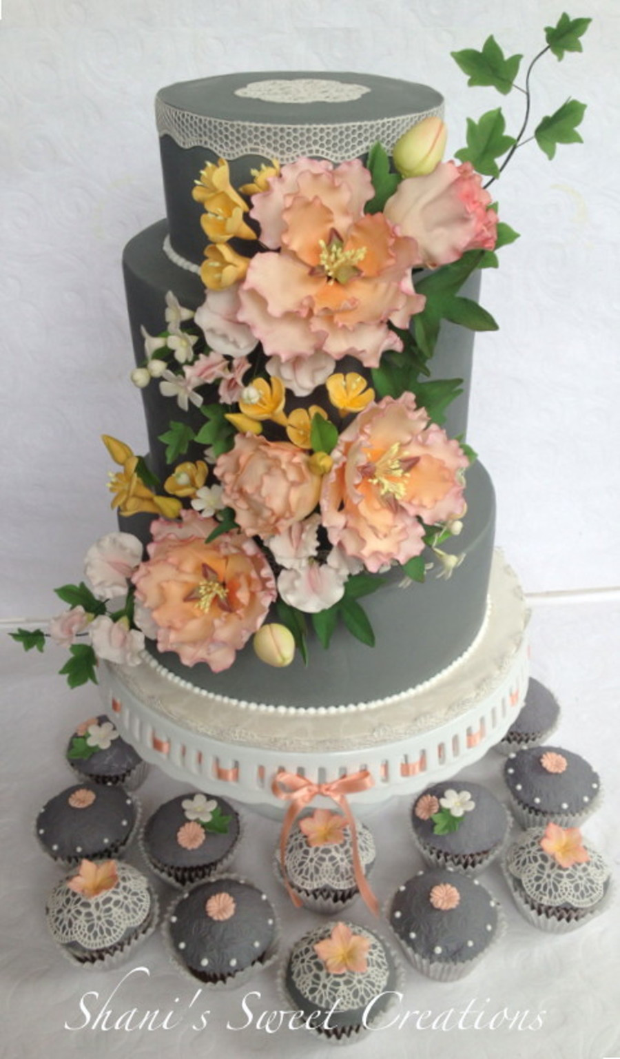 Sugar Flowers For Wedding Cakes
 Wedding Cake And Matching Cupcakes With Sugar Flowers And