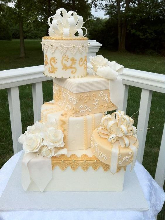 Topsy Turvey Wedding Cakes
 20 Creative Topsy Turvy Wedding Cake Ideas