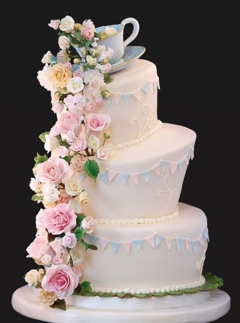 Topsy Turvey Wedding Cakes
 20 Creative Topsy Turvy Wedding Cake Ideas Weddingomania