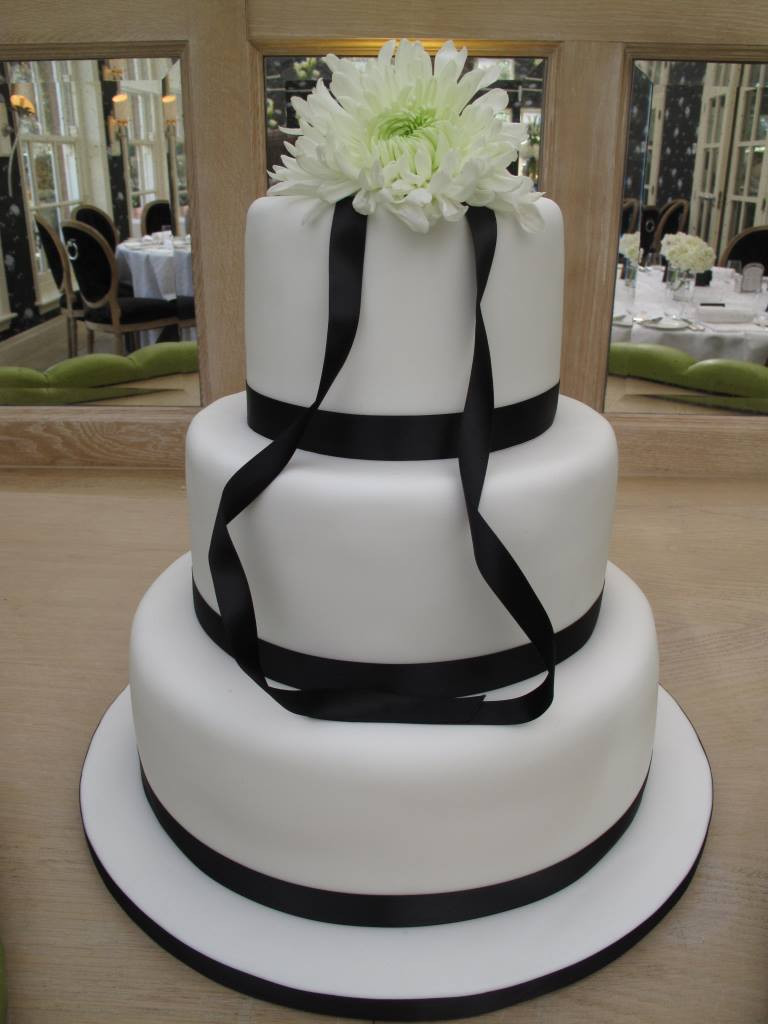 Types Of Wedding Cakes
 White wedding cakes and other types of hand made wedding cakes