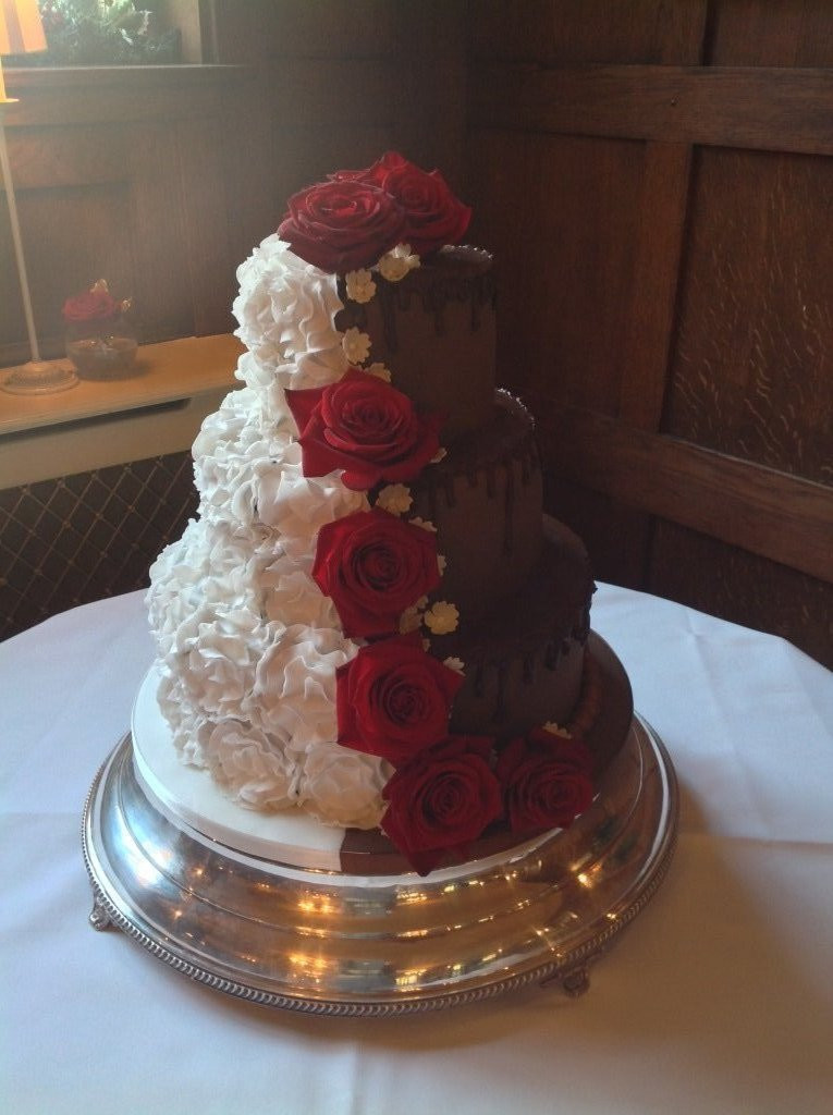 Types Of Wedding Cakes
 White wedding cakes and other types of hand made wedding cakes