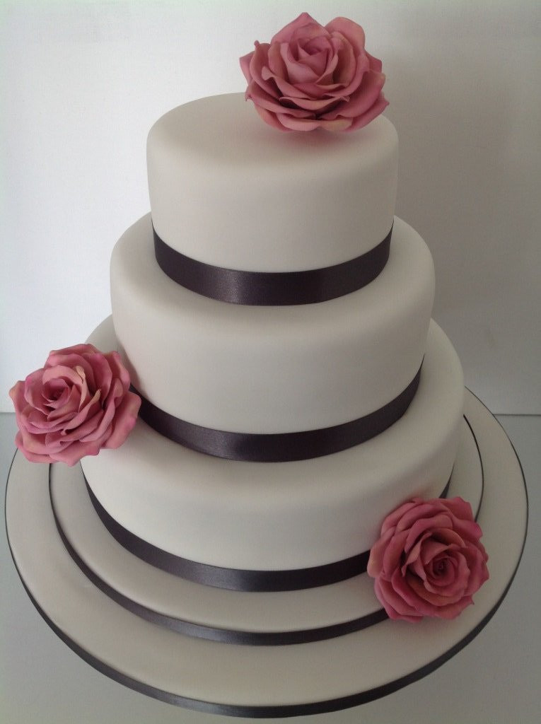 Types Of Wedding Cakes
 White wedding cakes and other types of hand made wedding cakes