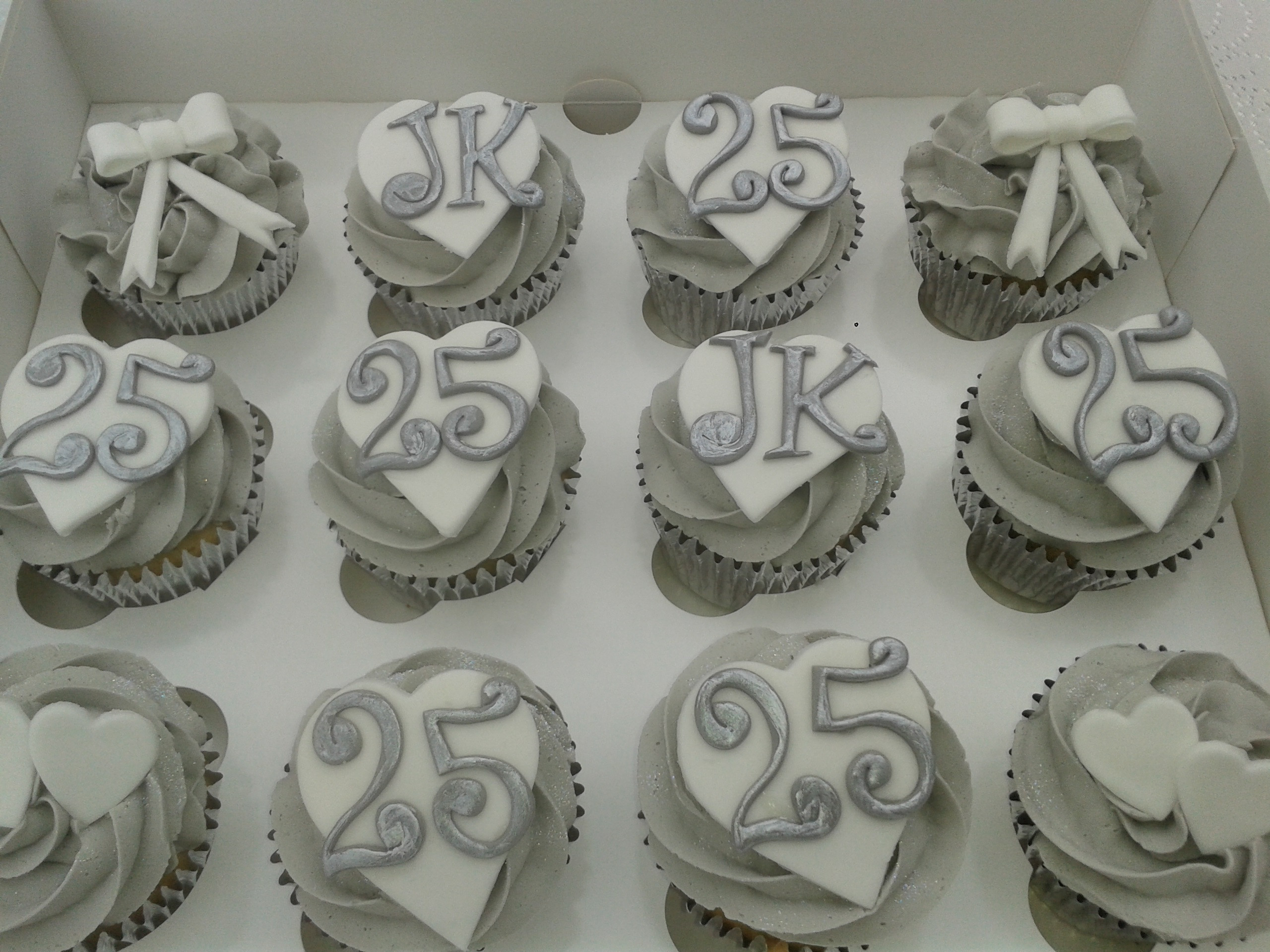 Wedding Anniversary Cupcakes Ideas
 Silver Wedding Anniversary Cupcakes