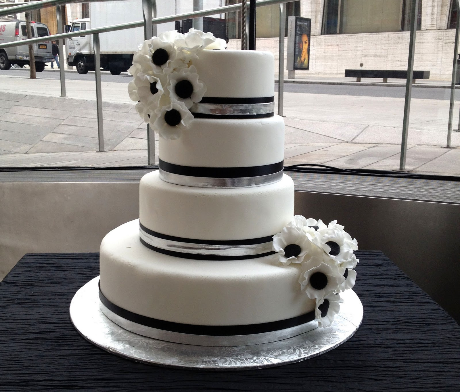 Wedding Cake Black And White
 Black and White Wedding Cakes That Make Your Mouth Water