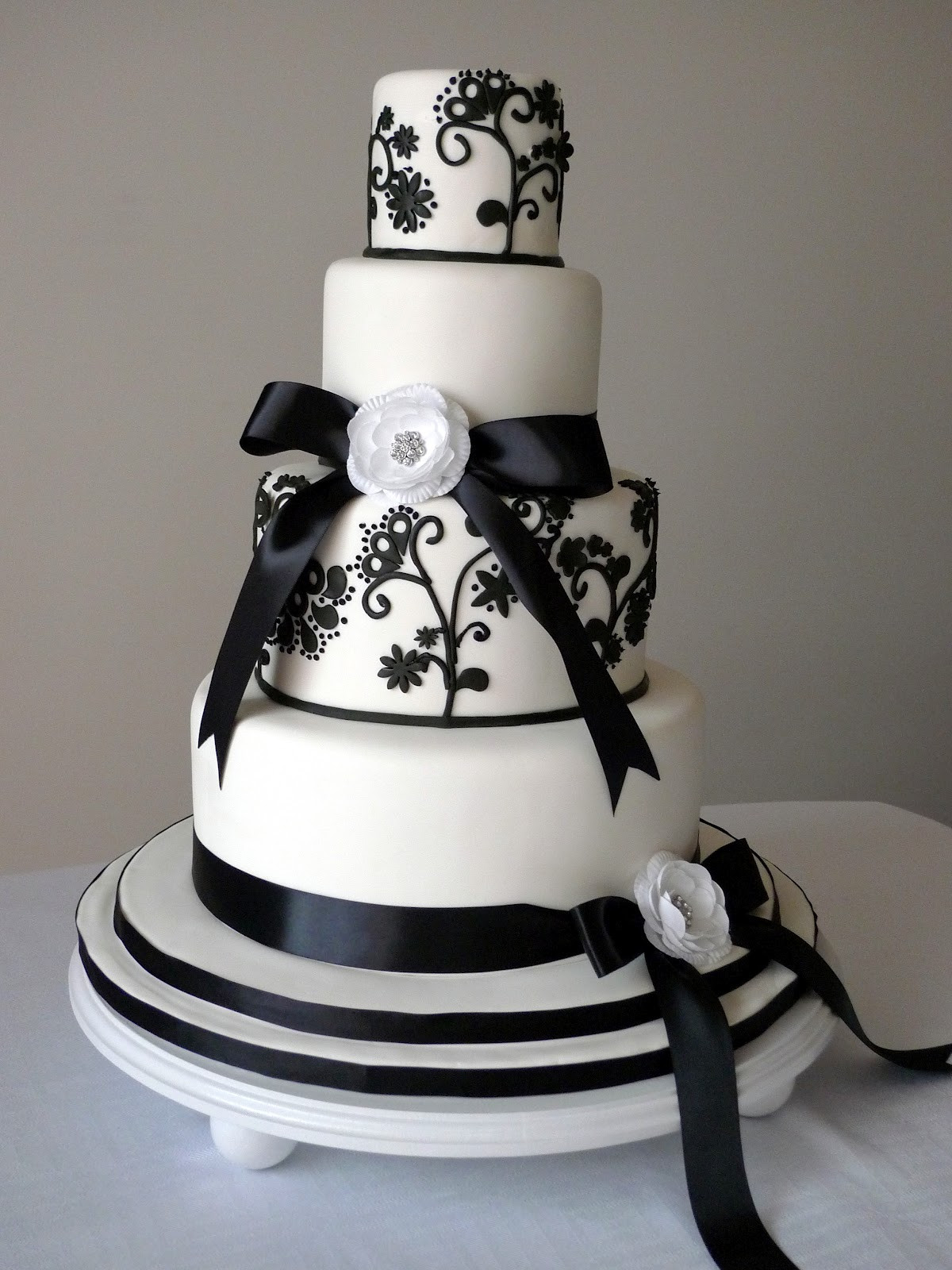 Wedding Cake Black And White
 Cakebee Elegant Black & White Wedding Cakes