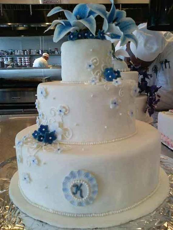 Wedding Cake Blue And White
 Goes Wedding Wonderful Blue and White Wedding Cakes