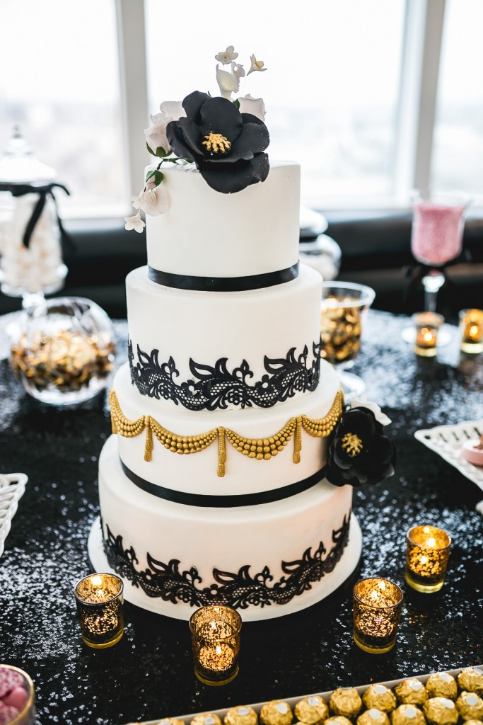 Wedding Cake Gold And White
 17 Pretty Perfect Wedding Cakes We re Drooling Over