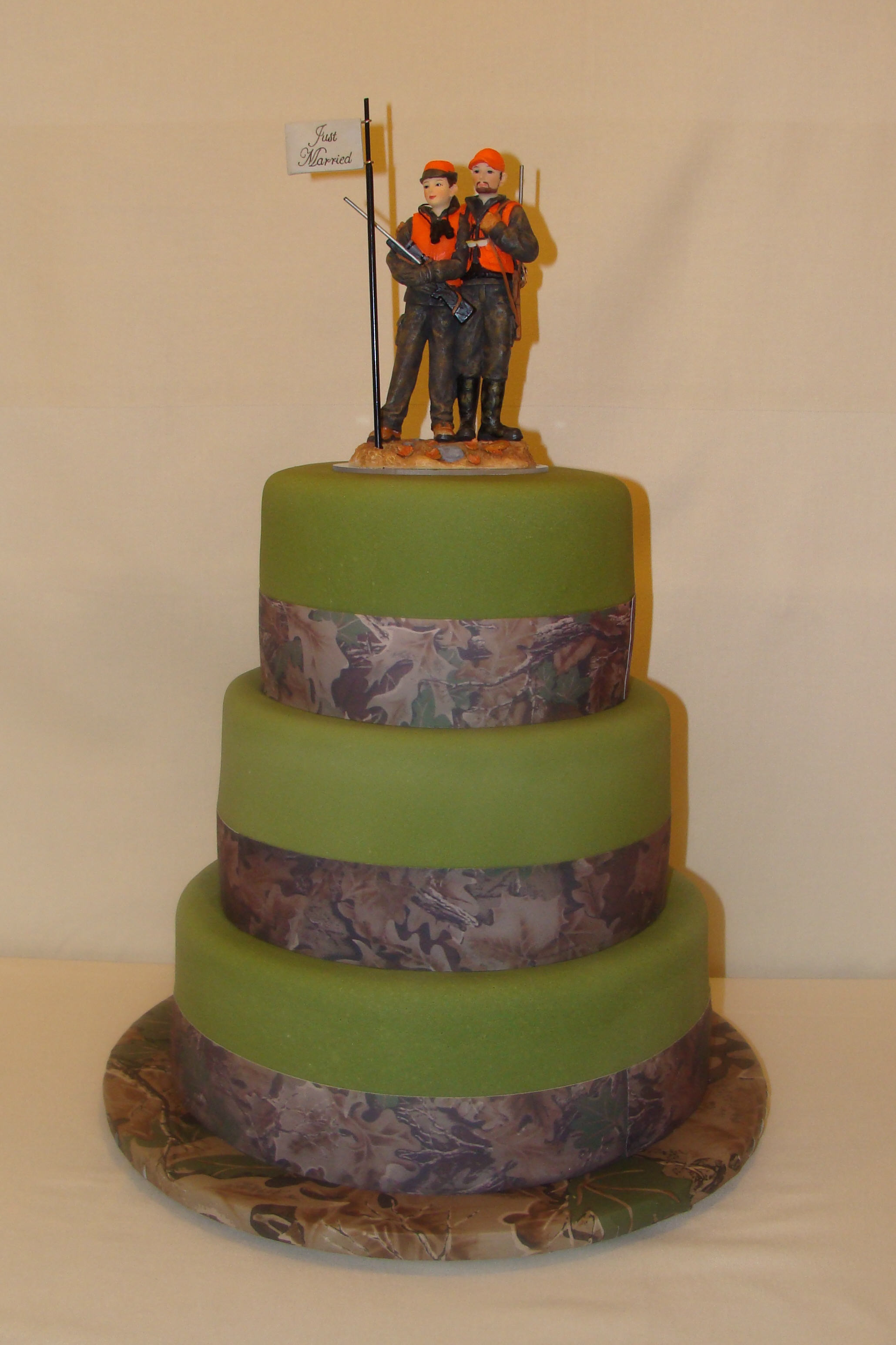 Wedding Cakes Camouflage
 Hunters In Camouflage Wedding Cake Topper