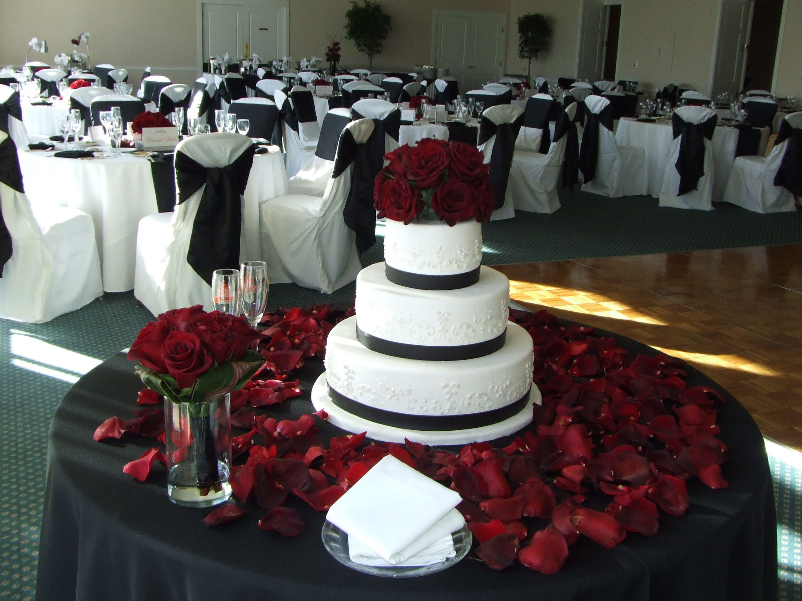 Wedding Cakes Centerpieces
 Beautiful cake table black white and red wedding cake