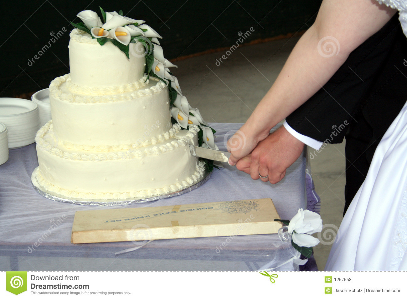 Wedding Cakes Cutting
 Bride And Groom Cutting Wedding Cake Royalty Free Stock