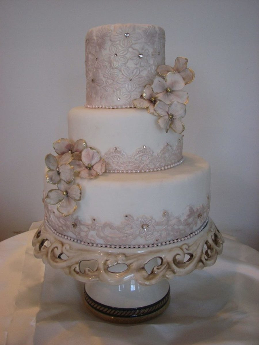 Wedding Cakes Elegant
 Maggiean Elegant And Tasteful Wedding Cake With Elements