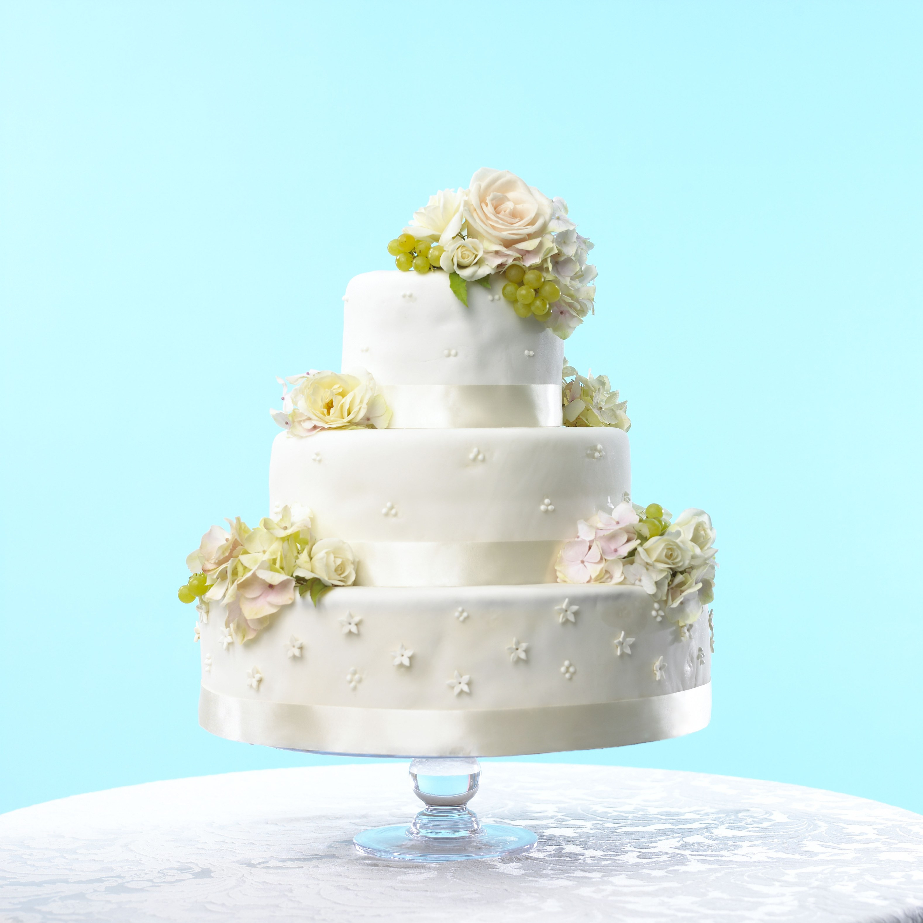 Wedding Cakes Images
 This Wedding Cake Looks Exactly Like a Life Size Wedding