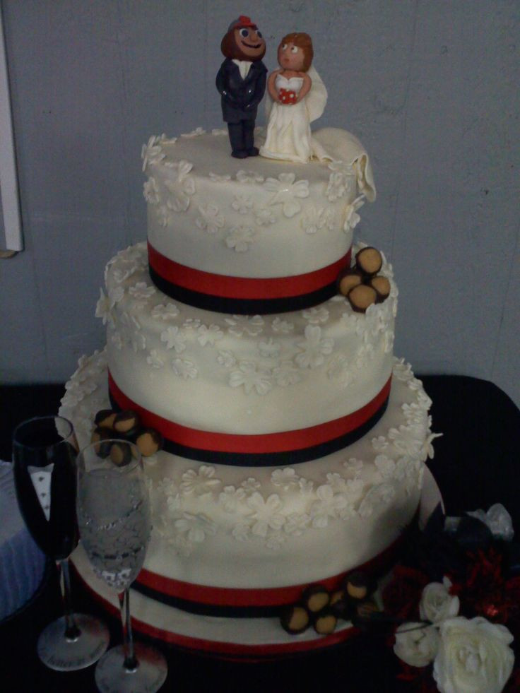 Wedding Cakes Ohio
 wedding cake featuring Ohio State Brutus groom