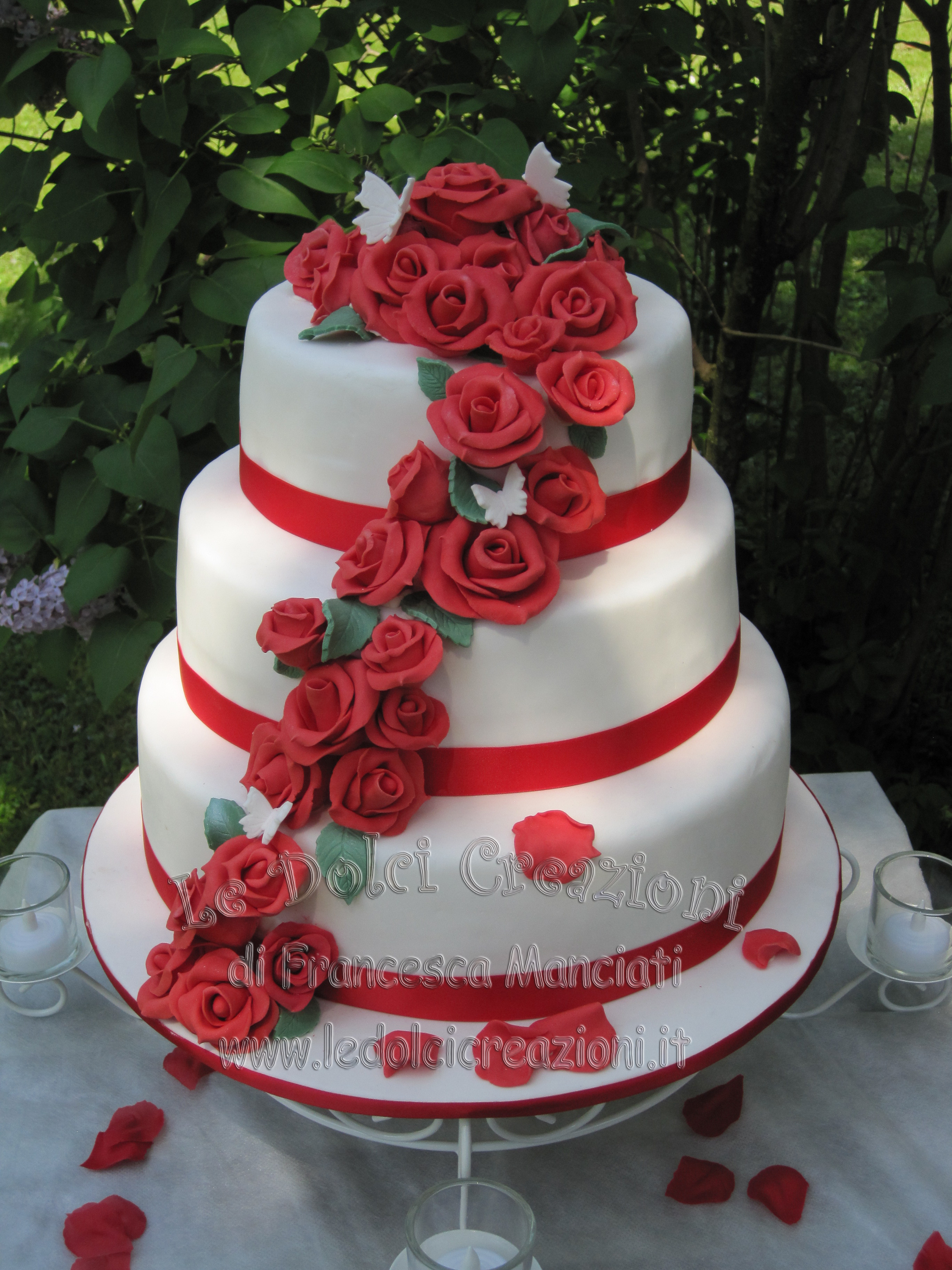 Wedding Cakes Red Roses
 Red And White Wedding Cake With Roses