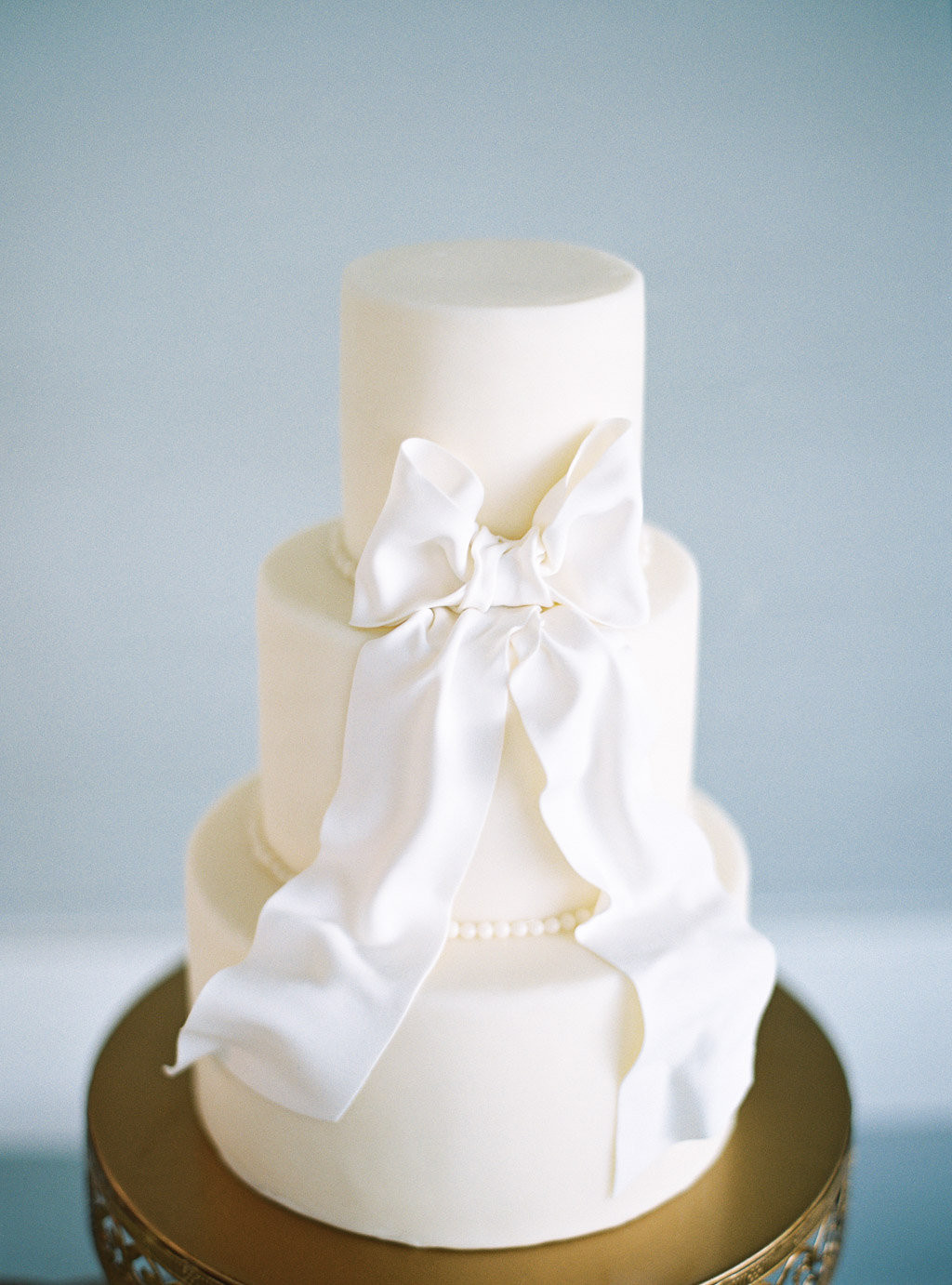Wedding Cakes With Bow
 White Wedding Cake with Bow Elizabeth Anne Designs The