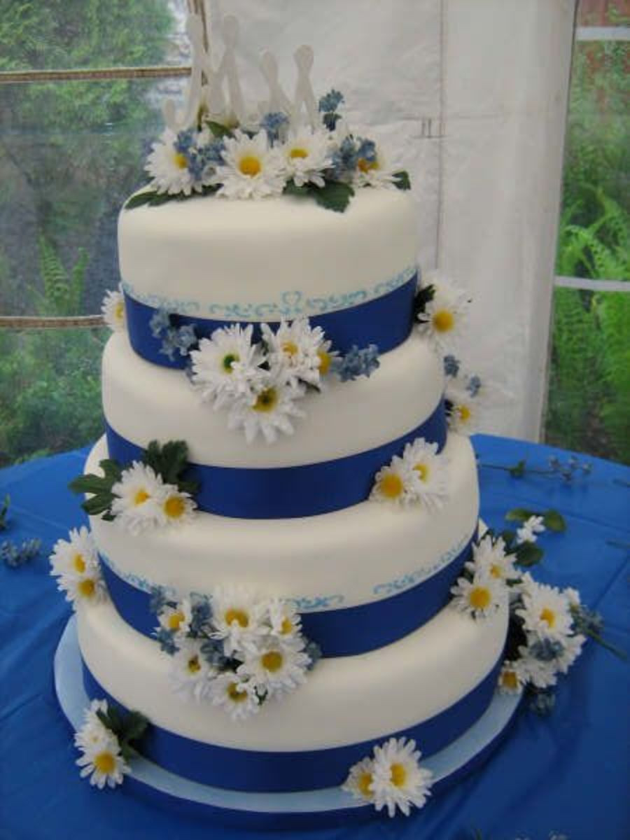 Wedding Cakes With Daisies
 Melinda s Daisy Wedding Cake CakeCentral