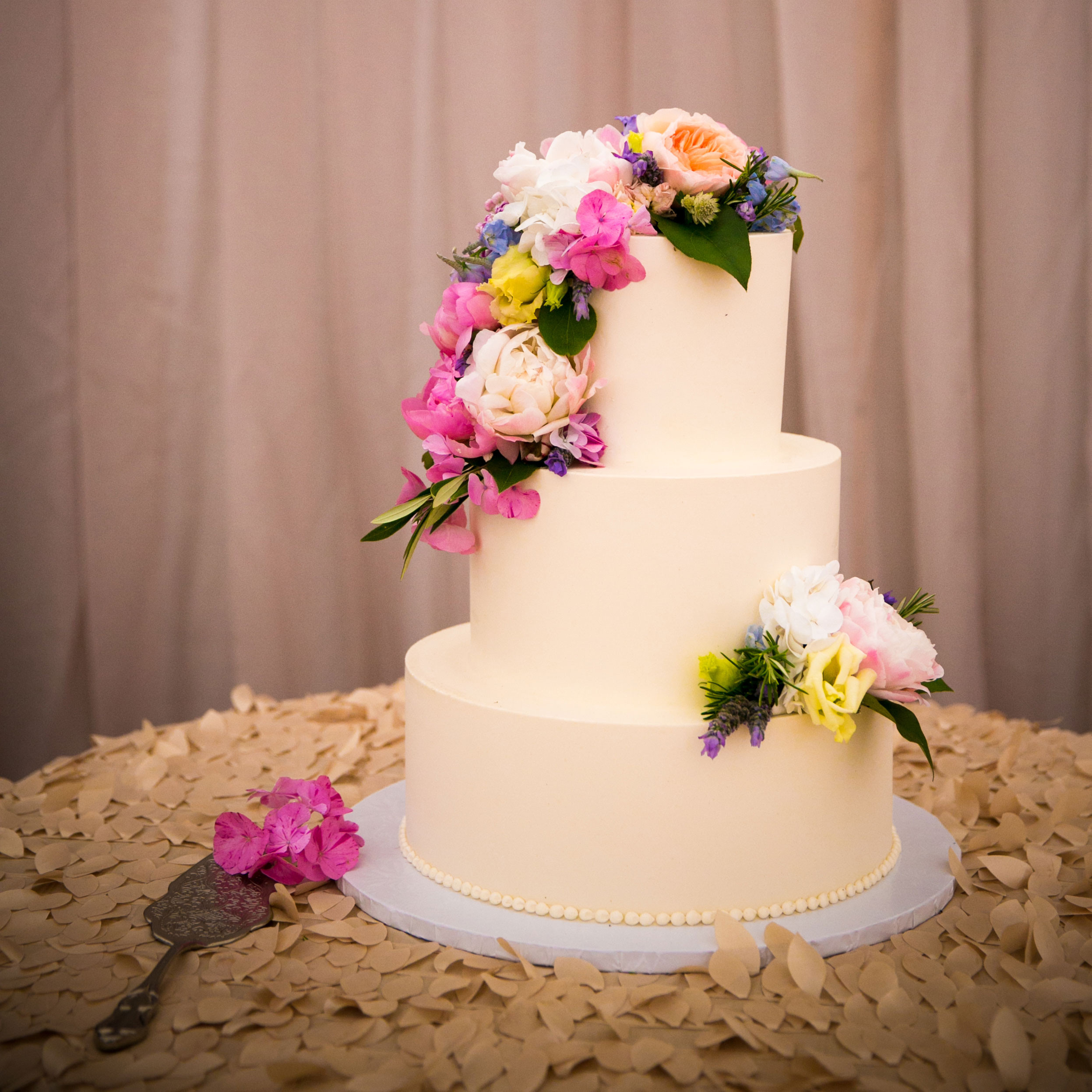 Wedding Cakes With Fresh Flowers
 10 Wedding Cakes with Fresh Flowers Inside Weddings