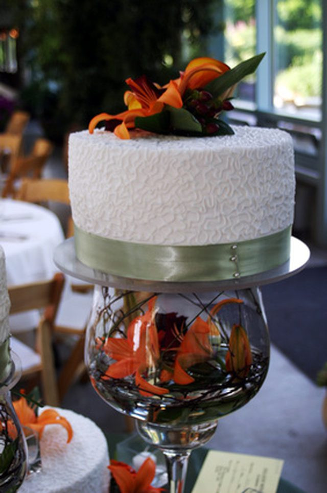 Wedding Cakes With Fresh Flowers Tips
 Tips on Putting Fresh Flowers on Cakes