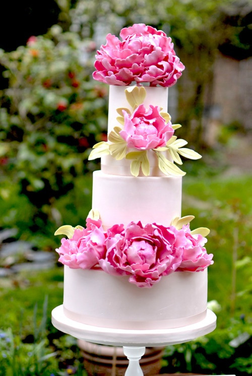 Wedding Cakes With Peonies
 12 Pretty wedding cakes with peony & floral decorations