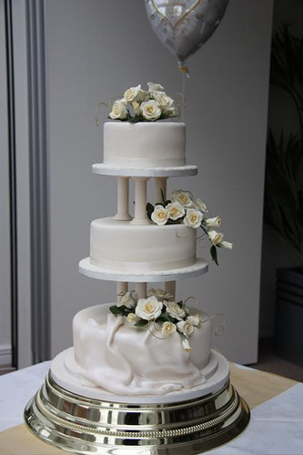 Wedding Cakes With Pillars
 Wedding cake 38