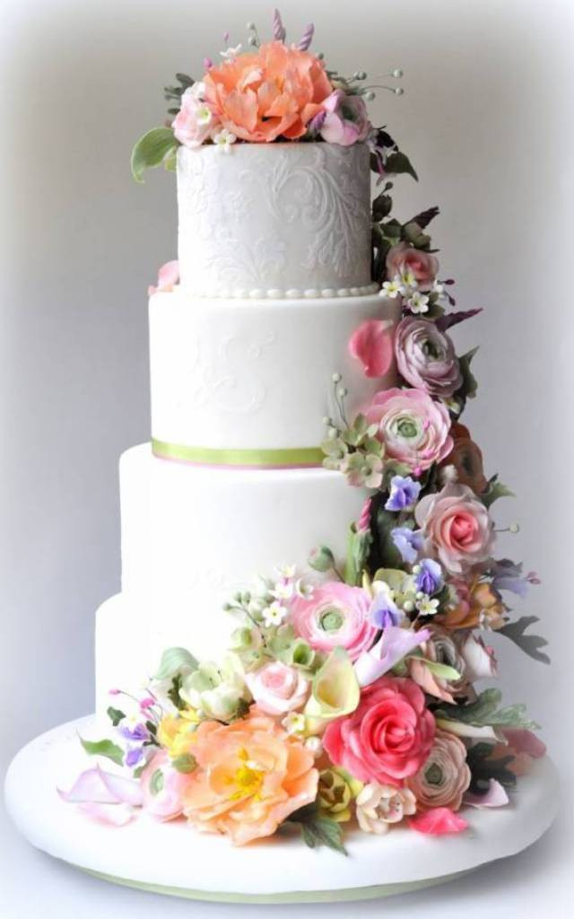 Wedding Cakes With Real Flowers
 5 Stunning Wedding Cakes With Sugar Flowers That Look Real