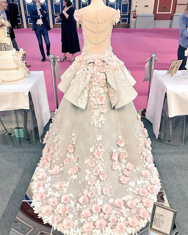 Wedding Dress Cakes
 Amazing Wedding Dress Cake Faithfully Recreates a Couture Gown