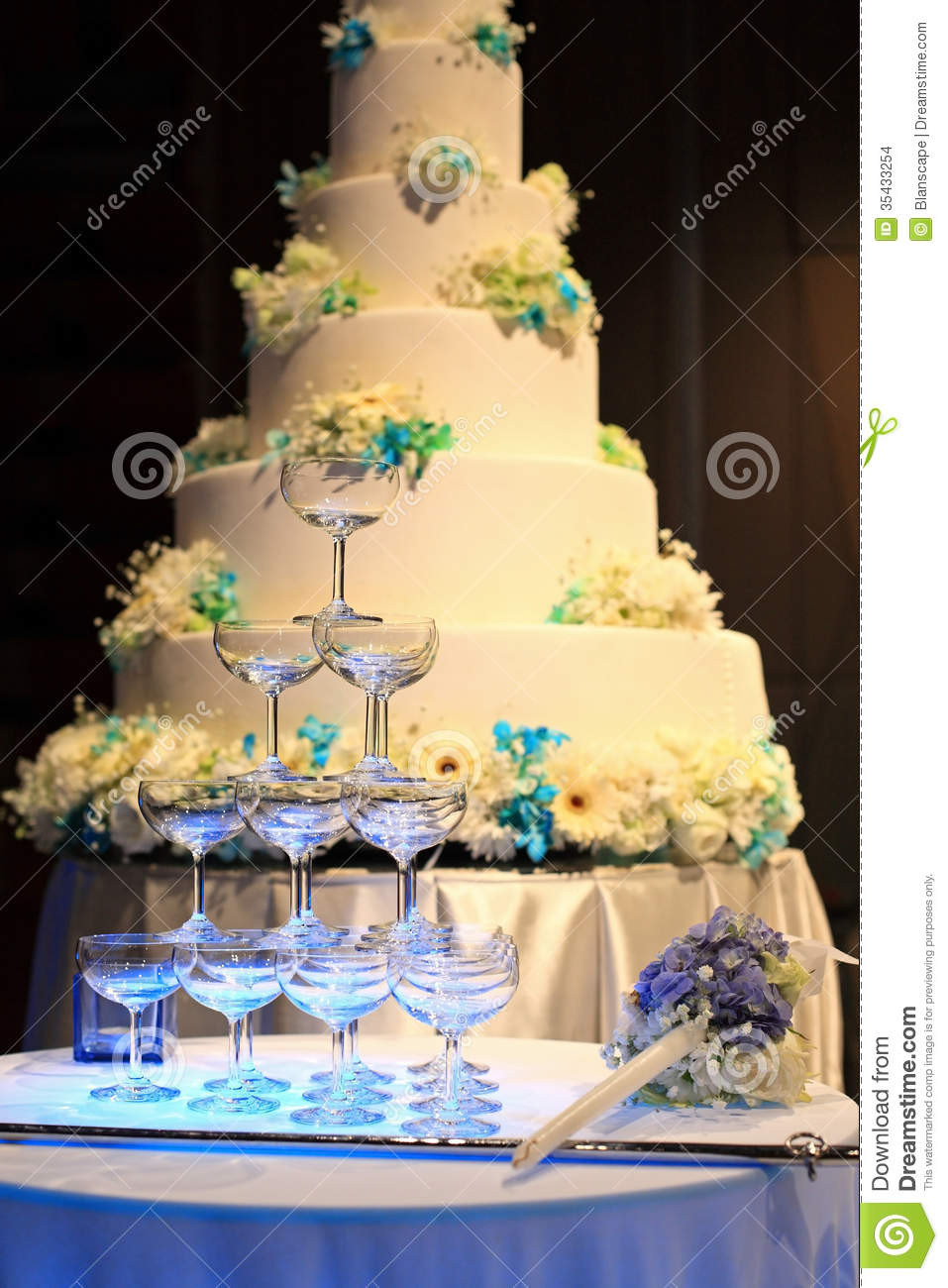 Wedding Reception Cakes
 Champagne Glasses And Wedding Cake Stock Image