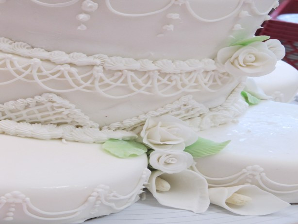 White Almond Sour Cream Wedding Cake
 piczTmbdN