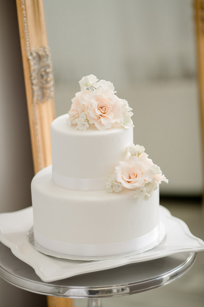 White On White Wedding Cake
 25 Amazing All White Wedding Cakes