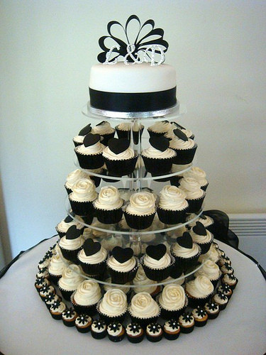 White Wedding Cake Cupcakes
 Wedding Cakes Black and White Wedding Cupcakes