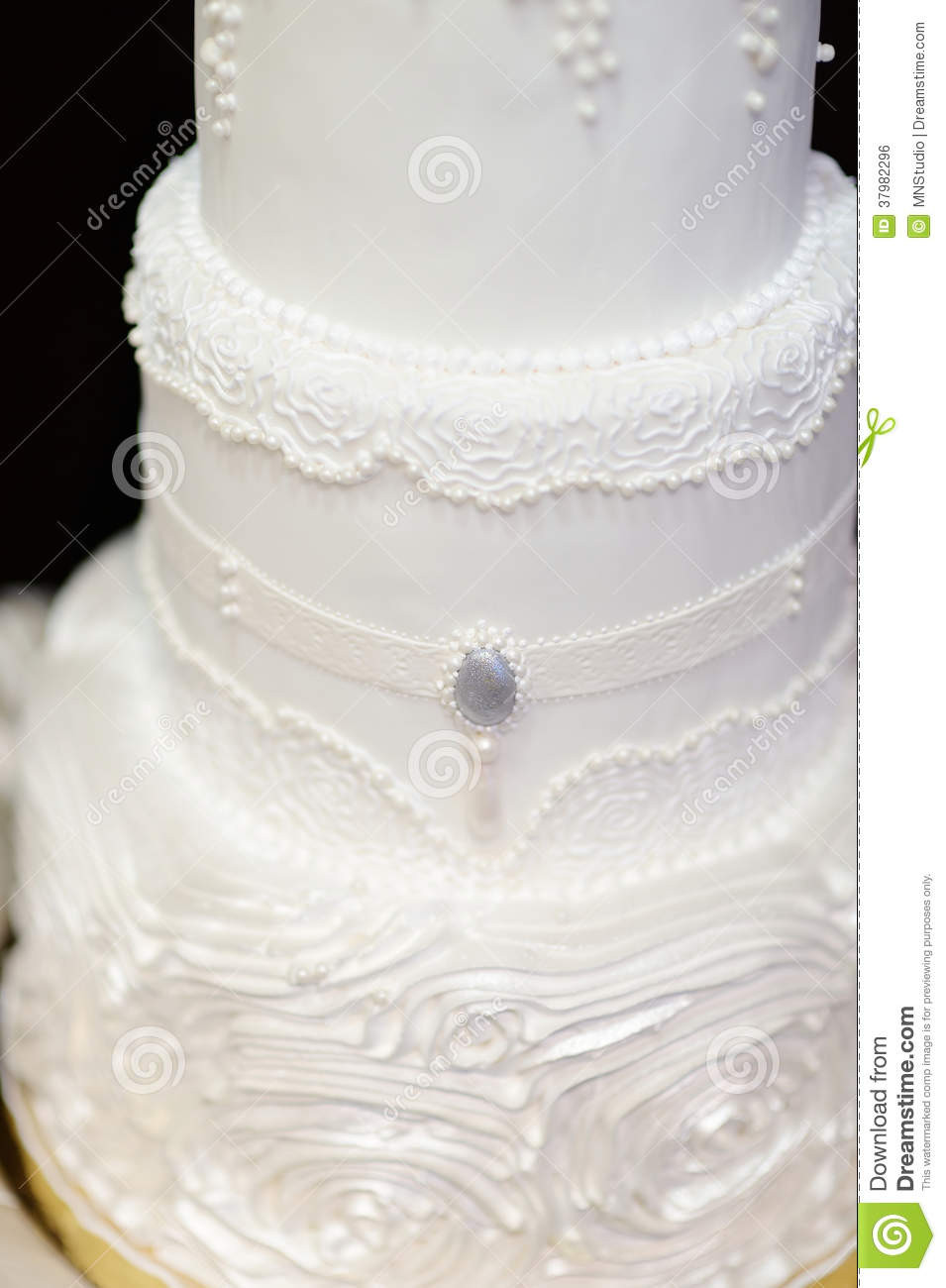 White Wedding Cake Frosting
 White wedding cake frosting idea in 2017