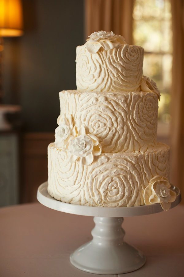 White Wedding Cake Frosting
 White wedding cake frosting idea in 2017