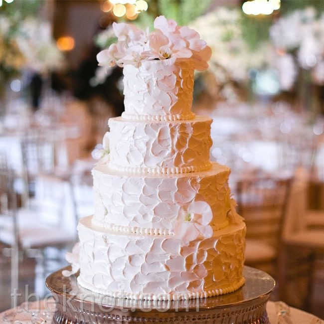 White Wedding Cake Icing
 White wedding cake icing idea in 2017