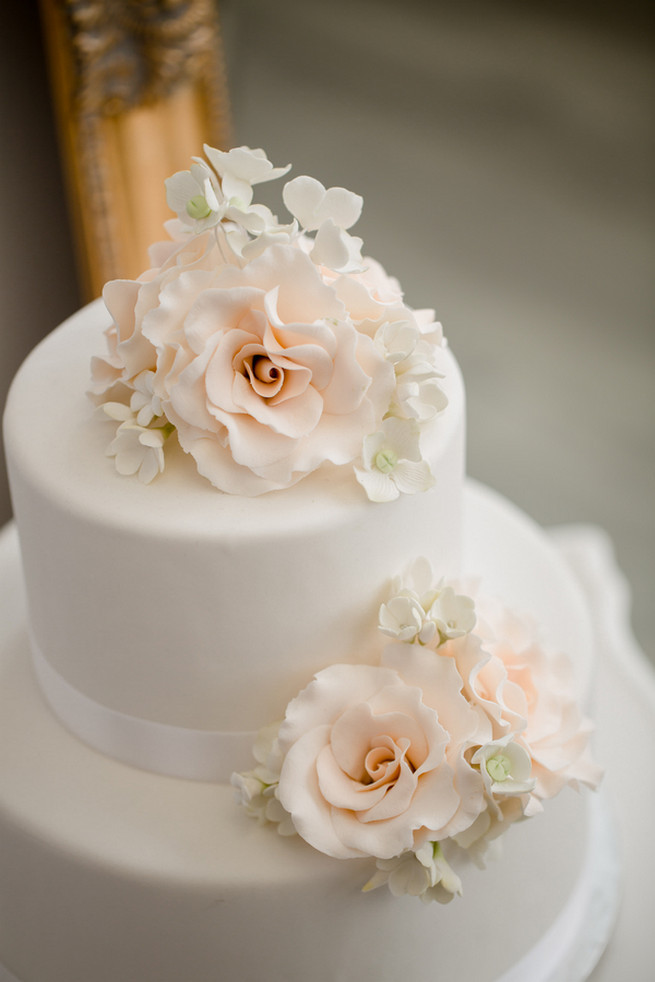 White Wedding Cake With Flowers
 25 Amazing All White Wedding Cakes