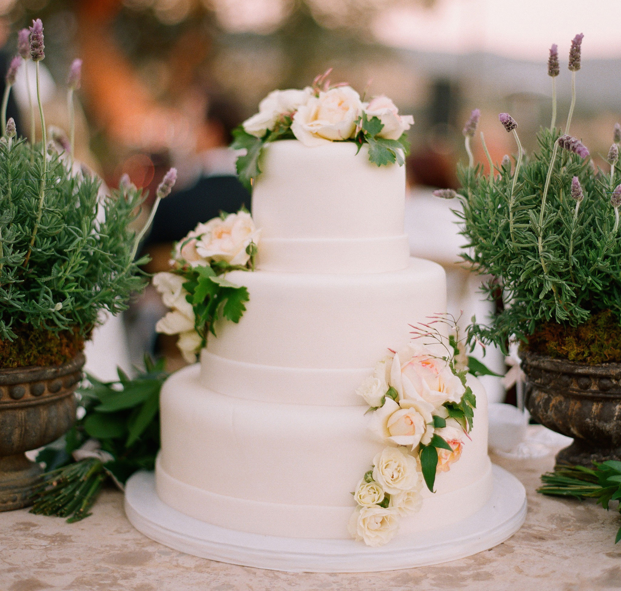 White Wedding Cake With Flowers
 Wedding Cakes 20 Ways to Decorate with Fresh Flowers