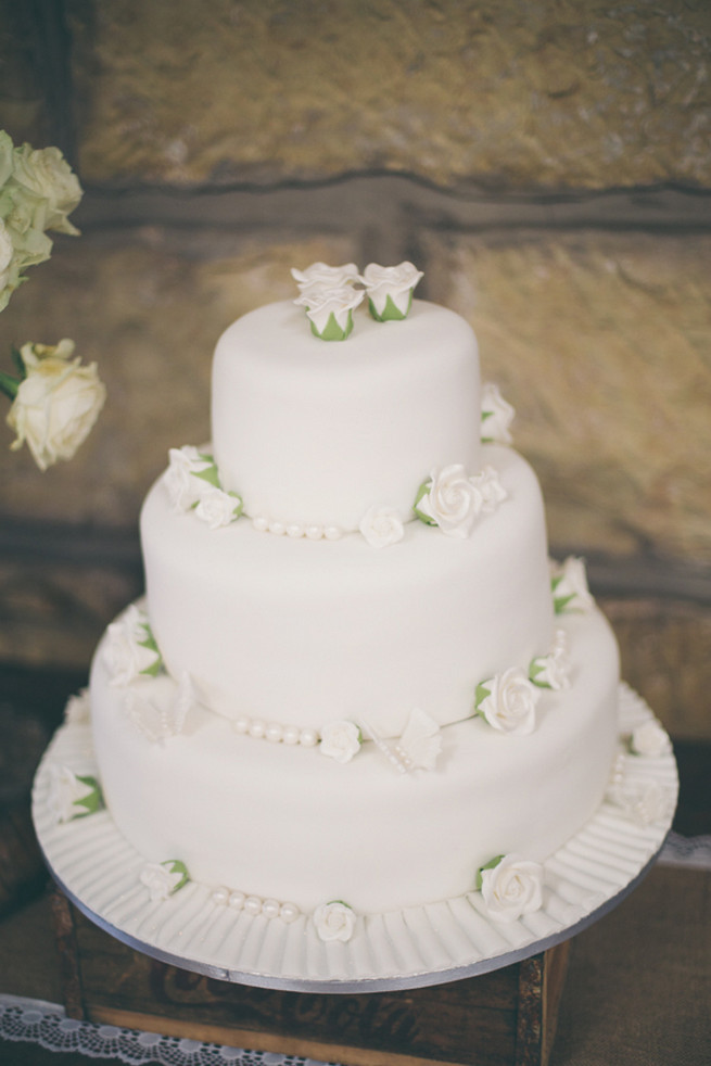 White Wedding Cake With Flowers
 25 Amazing All White Wedding Cakes