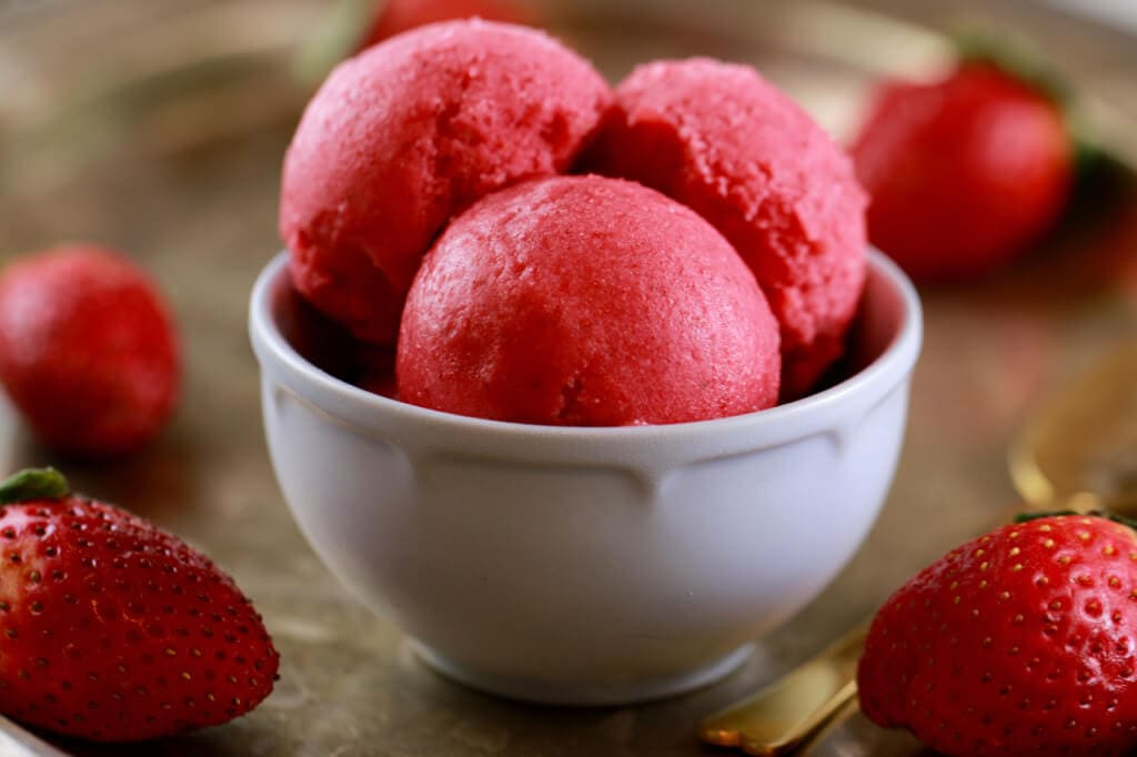 Yogurt Dessert Recipes Healthy
 Strawberry Frozen Yogurt in 5 Minutes No Machine Gemma