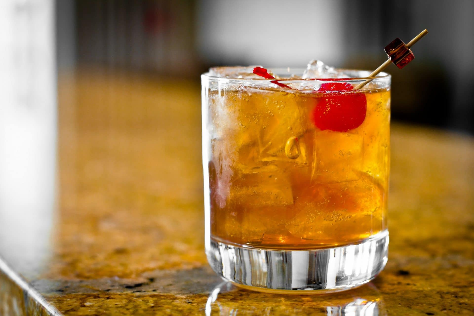 Bourbon Christmas Drinks
 4 Classic Bourbon & Whiskey Cocktails to Try This Holiday