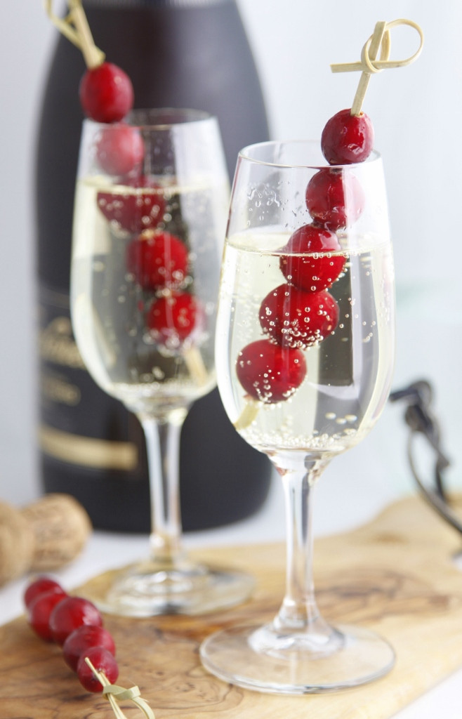 Champagne Christmas Drinks
 Sparkling Holiday Cocktail bell alimento