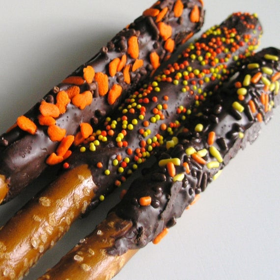 Chocolate Dipped Pretzels For Halloween
 Halloween Chocolate Covered Pretzels