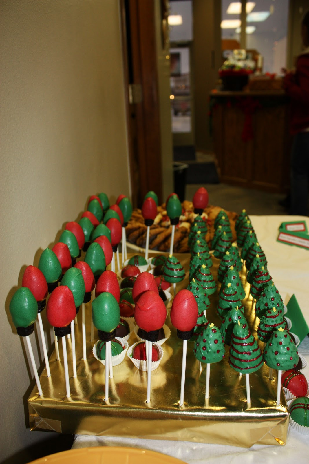 Christmas Cake Pops Recipe
 Artificially Sweetened by Dee Christmas Cake Pops