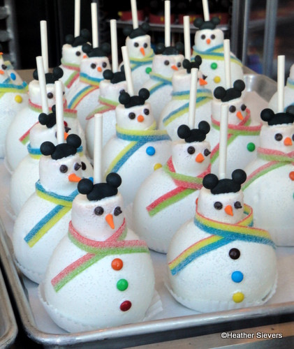 Christmas Candy Apple Ideas
 Dining in Disneyland Holiday Treats