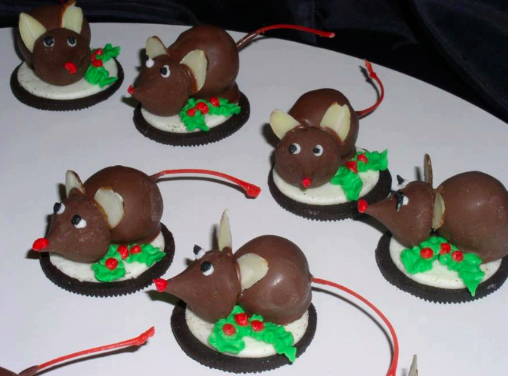 Christmas Mice Cookies
 Honey & Butter Oreo Christmas Mice with Chocolate Dipped