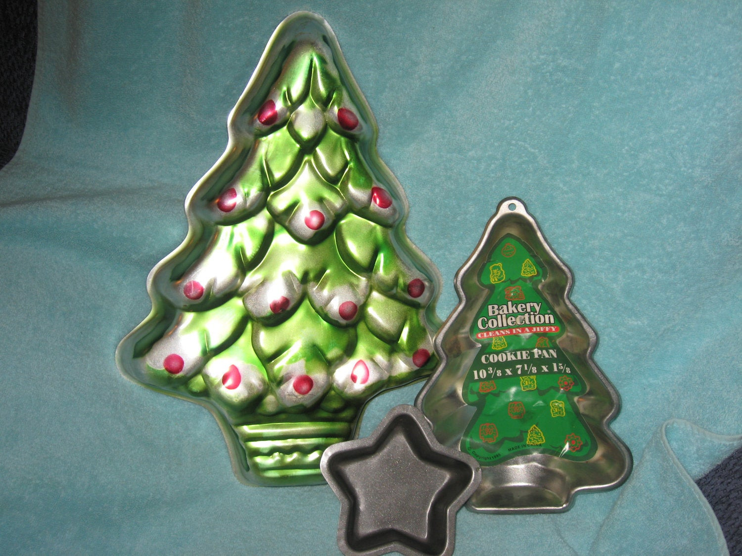 Christmas Tree Baking Pan
 Items similar to Wilton 16" Christmas Tree Cake Pan 502