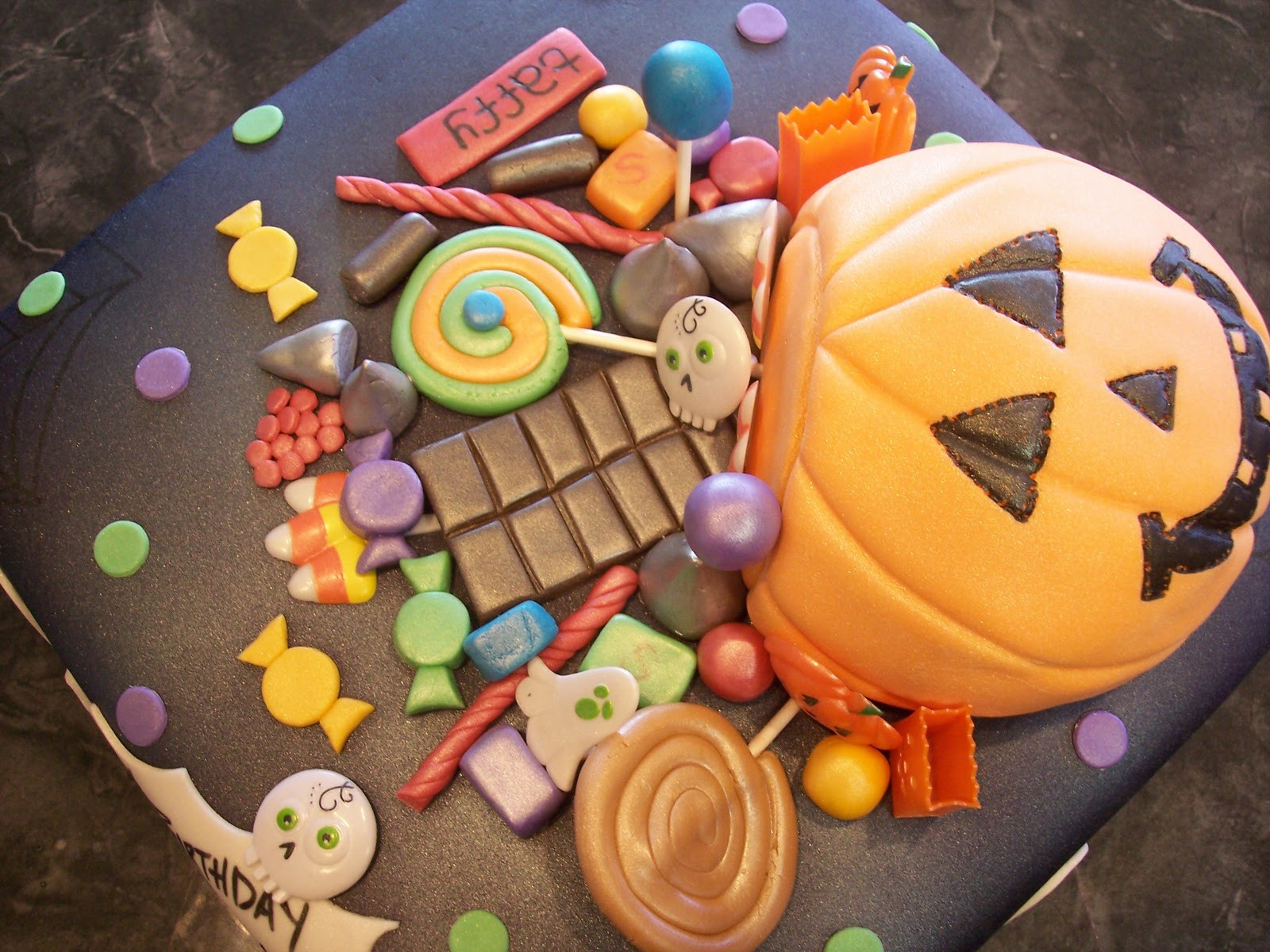 Halloween Candy Cakes
 MyMoniCakes Halloween Basket with Fondant Candy Cake
