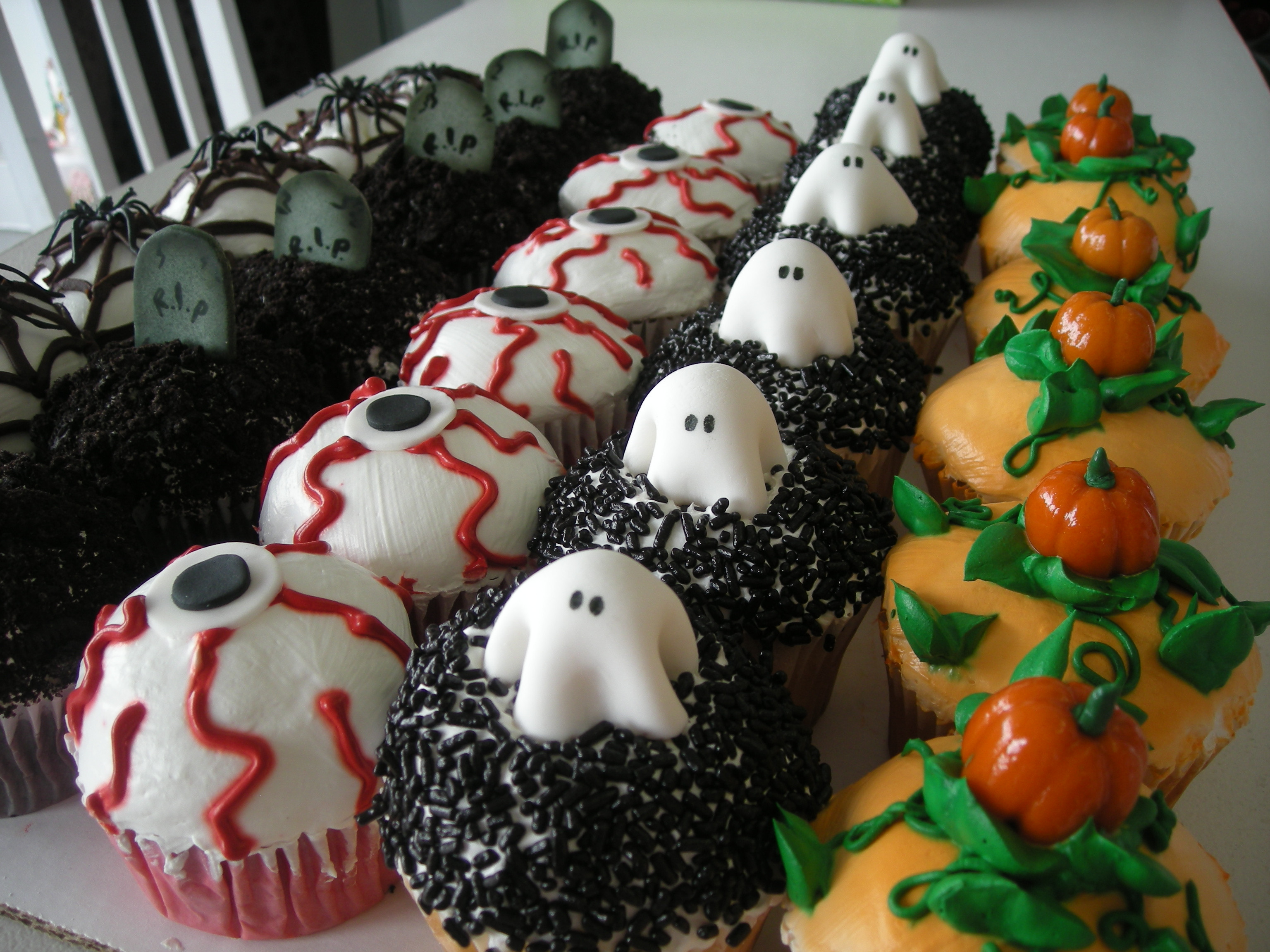 Halloween Decorating Cupcakes
 Birthday Cakes
