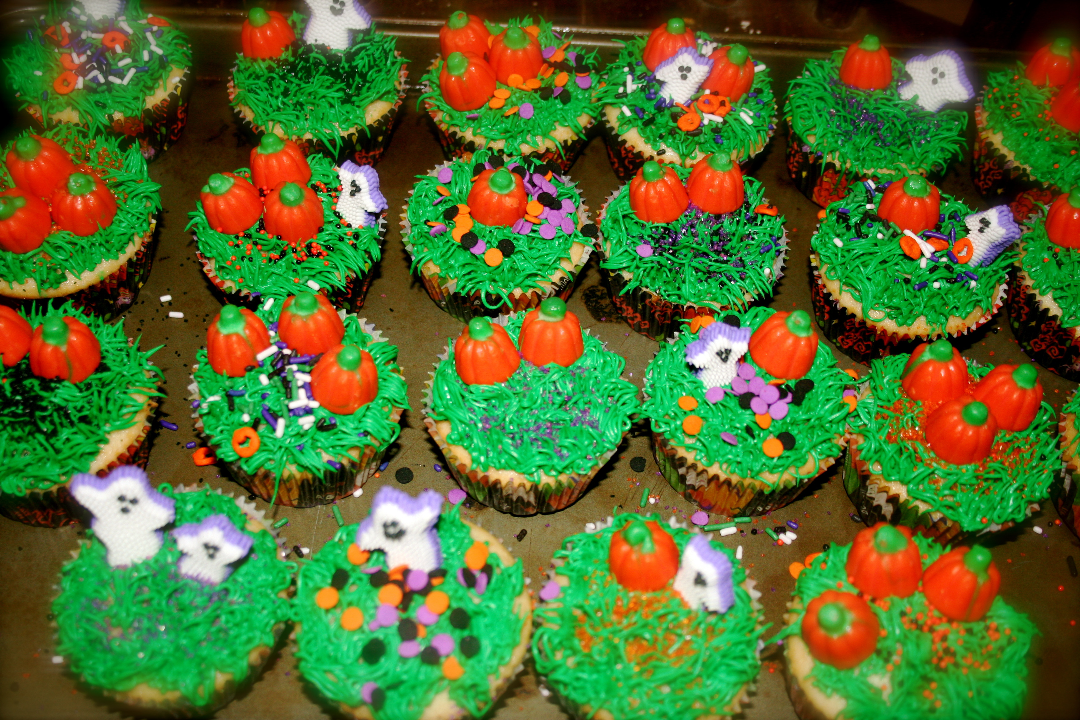 Halloween Inspired Cupcakes
 HALLOWEEN themed cupcakes